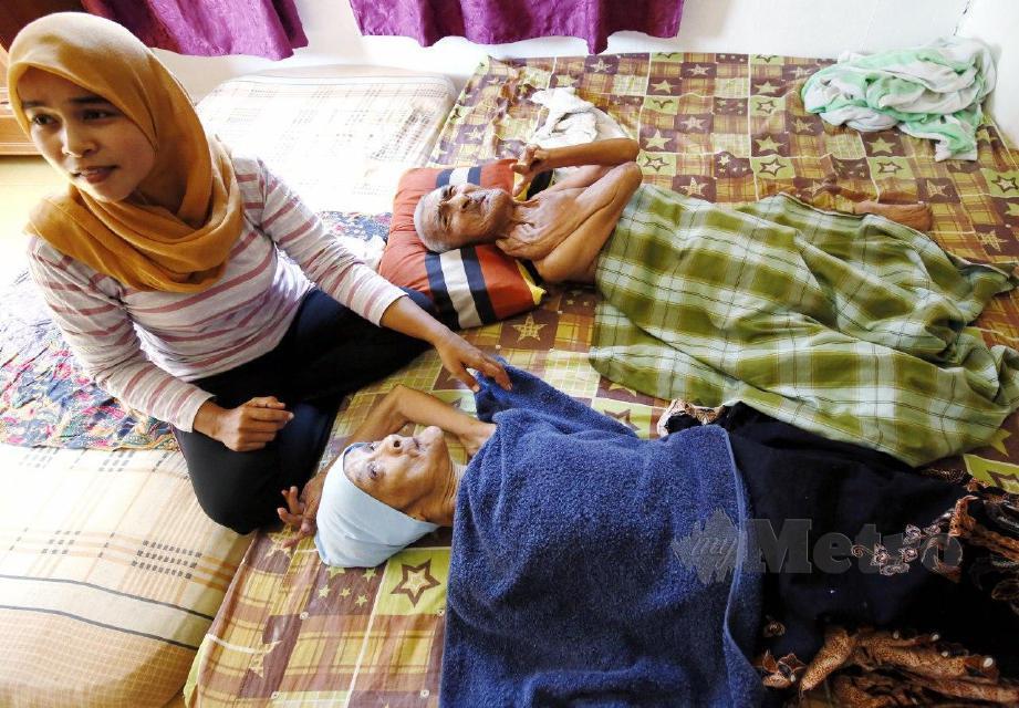 INTAN Zulina Osman menjaga kedua ibu bapanya di rumahnya di Kampung Kodiang Lama Luar. FOTO Amran Hamid