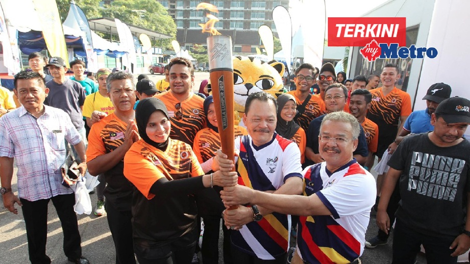 ABD Rashid (tiga kanan) menyerahkan Obor Kuala Lumpur 2017 kepada Penolong Pengurus Besar Permasaran Sukan TM, Zarina Md Ismail (tiga kiri) diiringi Abdul Gani (dua kanan). MOHD Azren Jamaludin