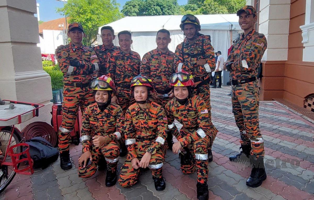 LOWENA (depan, tengah) bersama pasukannya selepas melakukan pertunjukan pada Sambutan Hari Anggota Bomba Sedunia 2023. FOTO Nuraliawati Sabri
