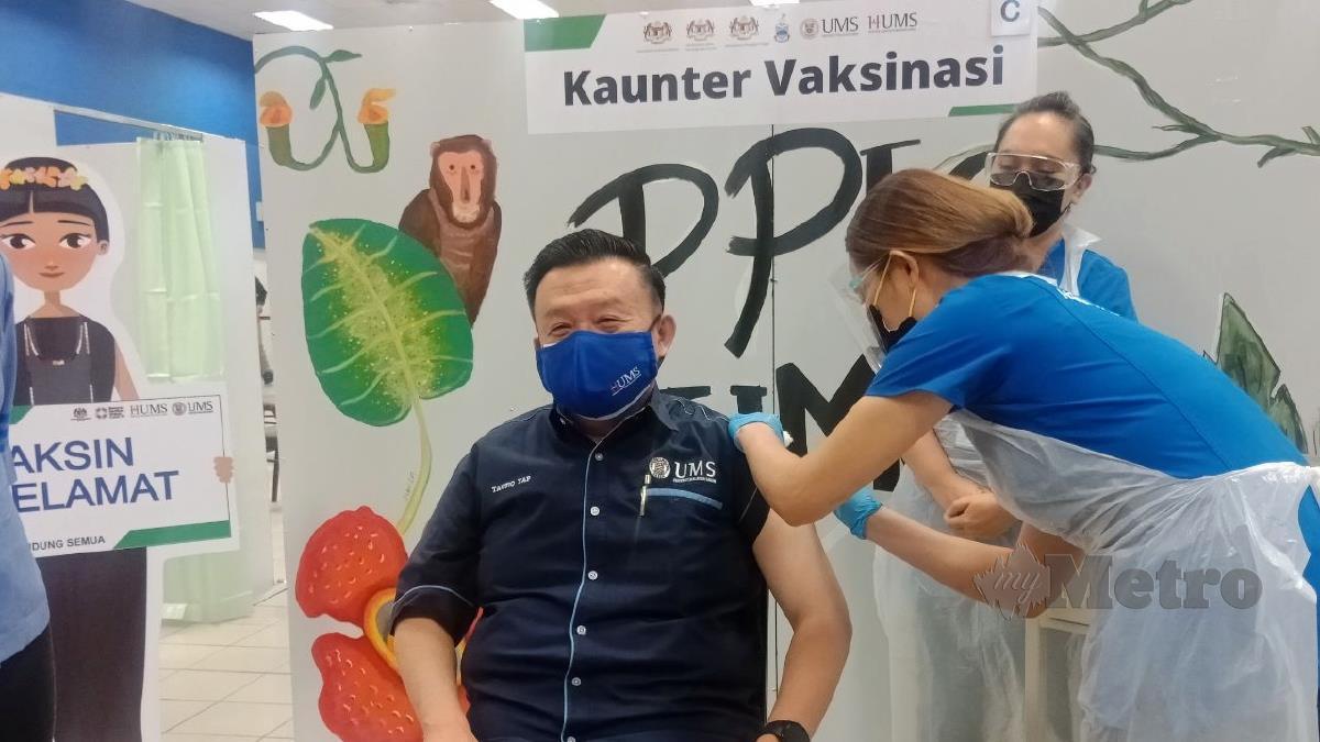 TAUFIQ menerima vaksin di PPV UMS. FOTO Rafiqah Dahali