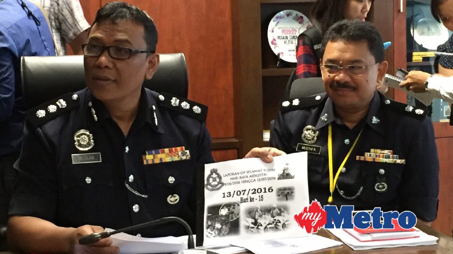 RUSLAN (kiri) menunjukkan laporan Op Selamat 9/2016 di Bukit Aman. FOTO Hafidzul Hilmi Mohd Noor
