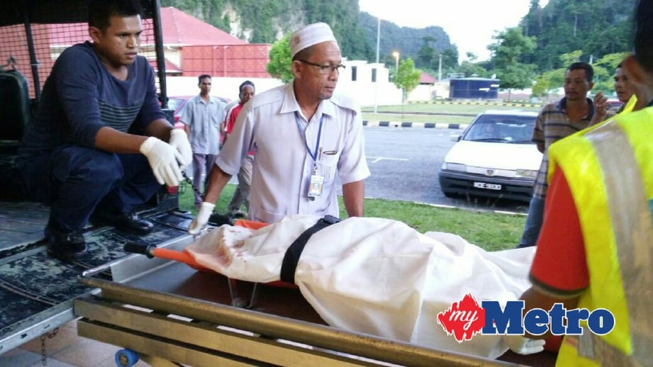 MAYAT mangsa dihantar ke Hospital Gua Musang untuk bedah siasat sebelum dituntut keluarga.  FOTO Ramli Ibrahim