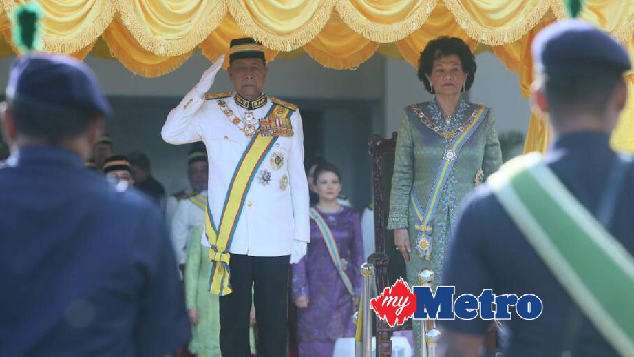 TUNKU Sallehuddin bersama Raja Puan Muda Kedah, Tengku Maliha Tengku Ariff pada majlis perasmian Sidang Dewan Negeri Kedah Mesyuarat Pertama Penggal Kelima. FOTO Amran Hamid