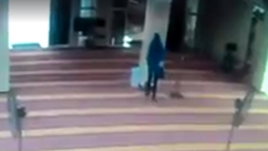 RAKAMAN video suspek mencuri wang tabung masjid. FOTO Facebook/Masjid Jamek Simpang Tiga Tasek Gelugor