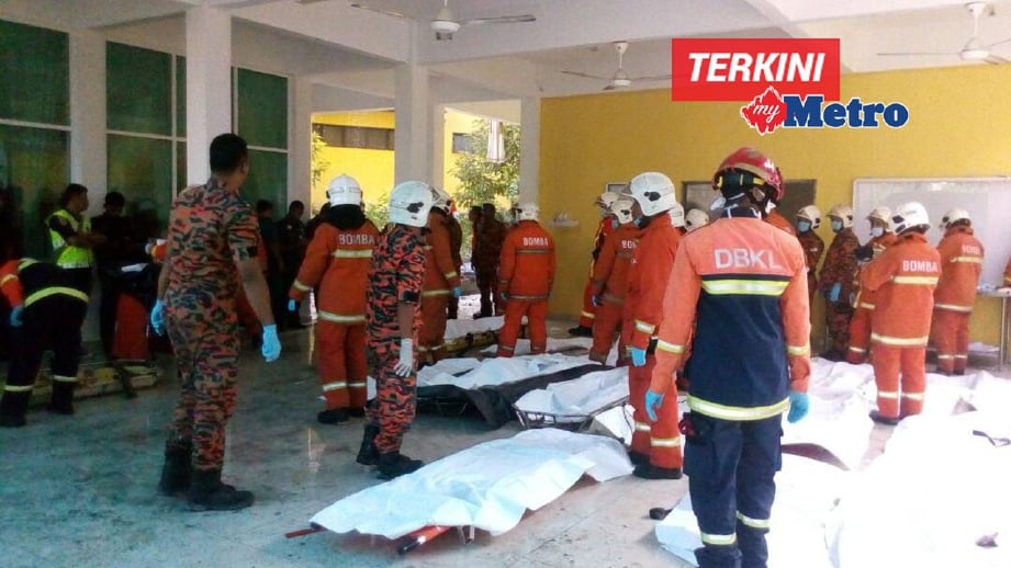 ANGGOTA Bomba dan Penyelamat serta anggota DBKL menyusun mayat mangsa kebakaran Pusat Tahfiz Darul Quran Ittifaqiyah. FOTO ihsan DBKL