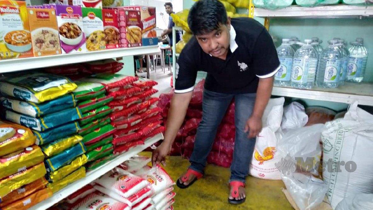 SHAKIB terpaksa mengehadkan jualan gula kasar sepeket setiap pembeli. FOTO Mohd Amin Jalil.