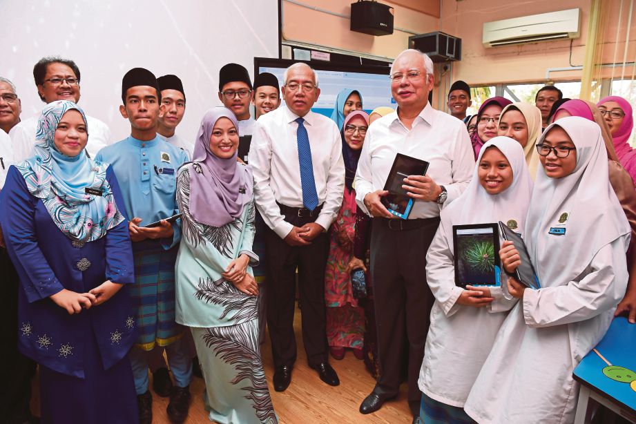 NAJIB dan Mahdzir bersama pelajar dan guru ketika meninjau kelas dengan konsep PAK-21 di SMK Putrajaya 8(1), semalam. 