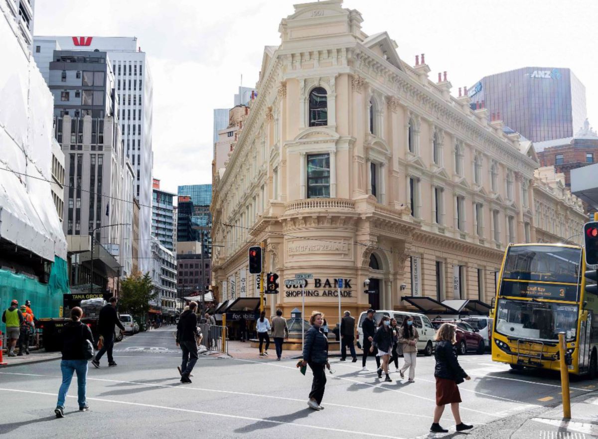 Gambar fail, penduduk berjalan di bandar Wellington. FOTO AFP.