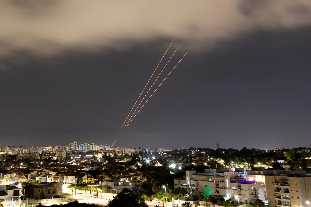 SISTEM antipeluru berpandu beroperasi selepas Iran melancarkan dron dan peluru berpandu ke arah Israel,  yang dilihat dari Ashkelon, Israel. FOTO Reuters.