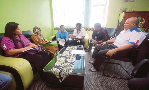 HARYANTY (kiri) berbincang dengan Pengarah Kejohanan Husain Jahit (kanan), Pengurus Projek  Harian Metro Abdul Kadir Hamza (tiga dari kanan) dan Pengarah Jabatan Kemasyarakatan MPSP Wan Junaidy Yahaya (tiga dari kiri).