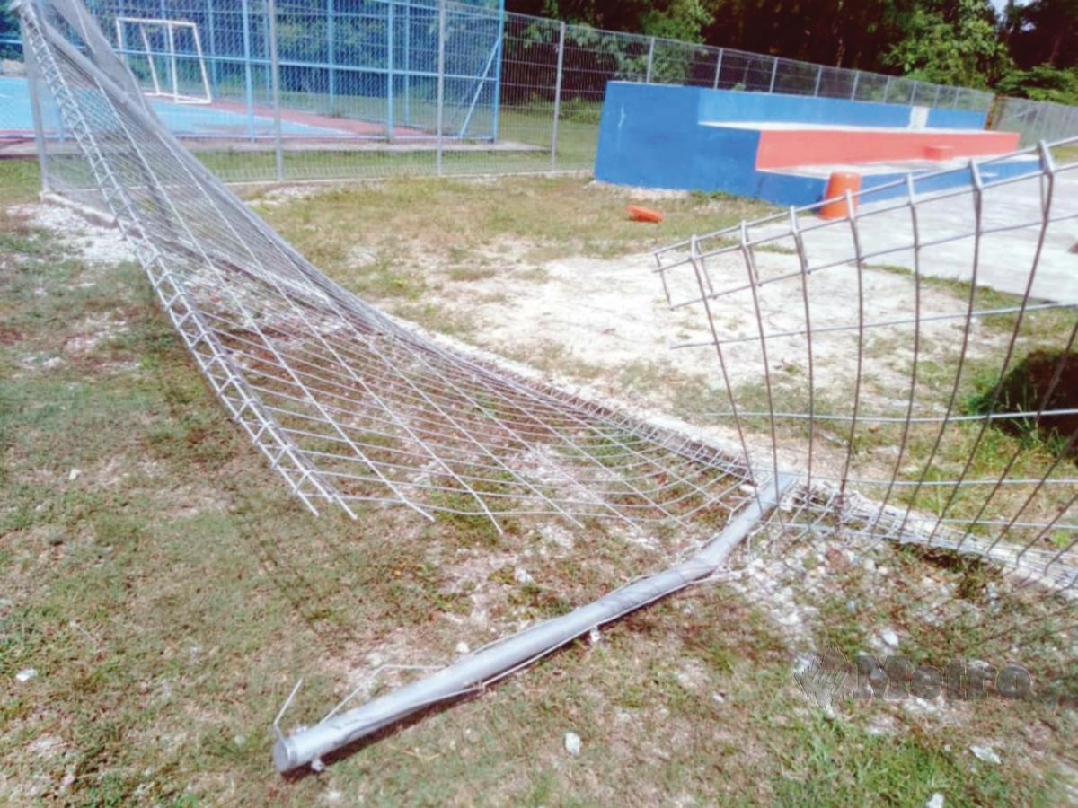  KESAN kerosakan pagar akibat dilanggar seekor gajah  di padang boling padang  bersebelahan Stadium Bandar Penawar, Kota Tinggi.