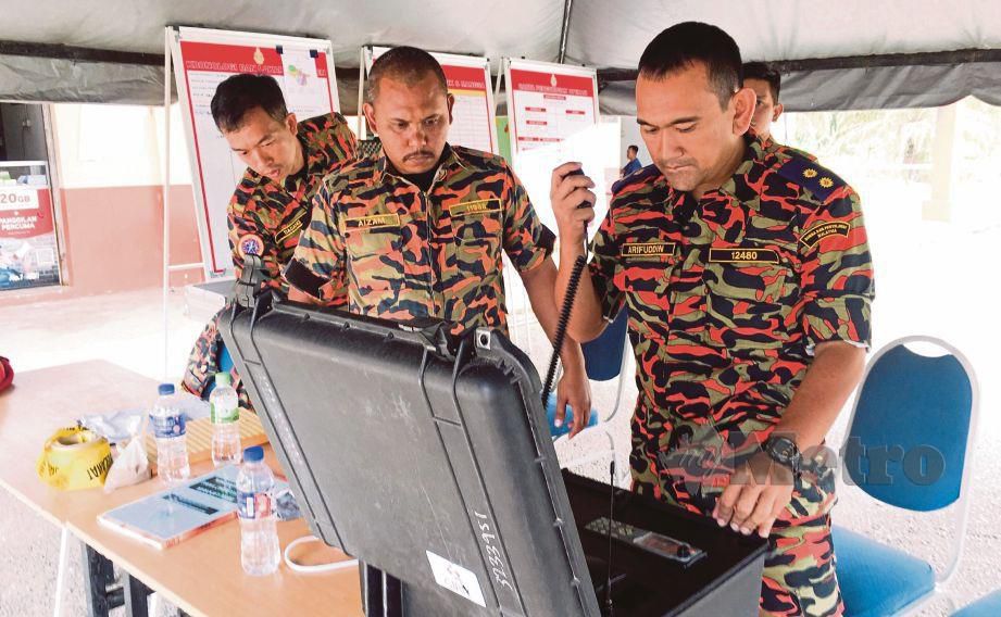 ANGGOTA Unit Bantuan Perkhidmatan Kecemasan, Jabatan Bomba dan Penyelamat Malaysia (JBPM) menanti perkembangan terbaru usaha membawa keluar empat mayat Orang Asli suku Batek.