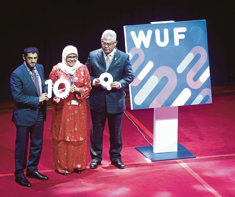  NOH  (kanan) menyerahkan angka  10 kepada wakil tuan rumah Abu Dhabi, Falah Mohamed Al Ahbabi (kiri) sempena majlis penutup  WUF9 di Pusat Konvensyen Kuala Lumpur, semalam.