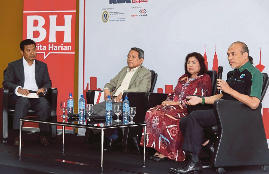 DARI kiri, Dr Ahmad Zaharuddin,  Dr Zakariah,  Jalilah   dan  Nadzim  pada Forum Bicara BH Siri Ketiga - ‘Bajet 2017: Harap dan Realiti’di Balai Berita NSTP, Bangsar, semalam.