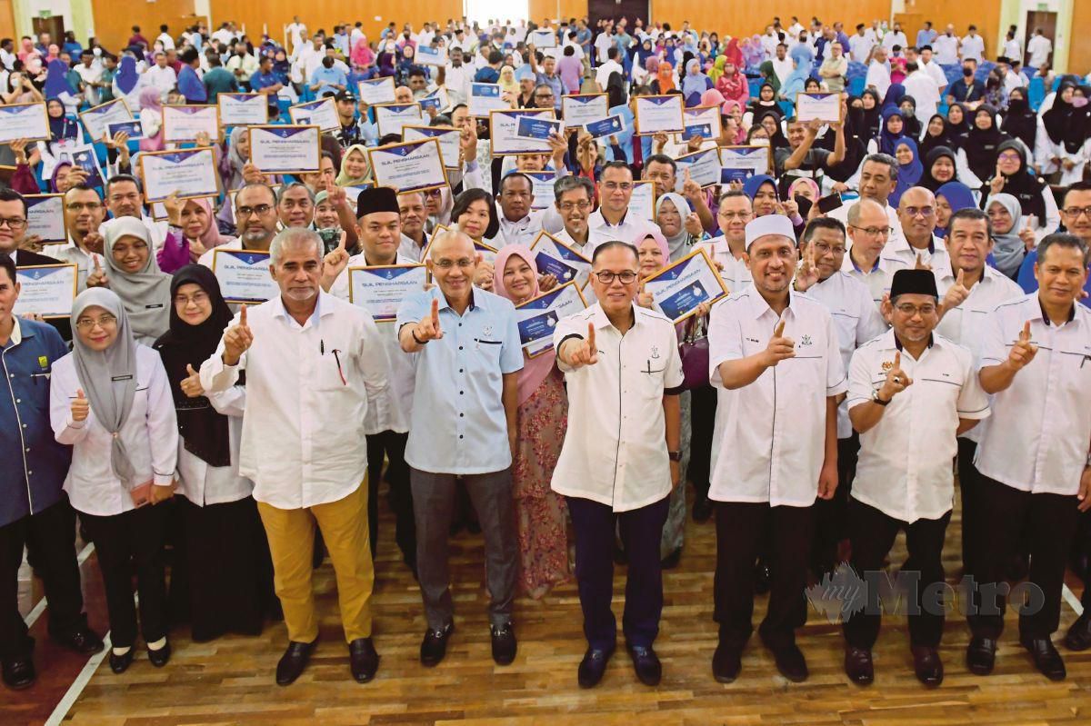 WAN Rosdy  bergambar kenangan bersama para hadirin pada Majlis Apresiasi Kecemerlangan STPM 2021 dan Hal Ehwal Murid anjuran Jabatan Pendidikan Negeri Pahang. FOTO BERNAMA