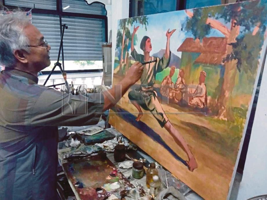  ISMAIL melukis di galeri di rumahnya di Kampung Paya Rambai. FOTO Syaherah Mustafa