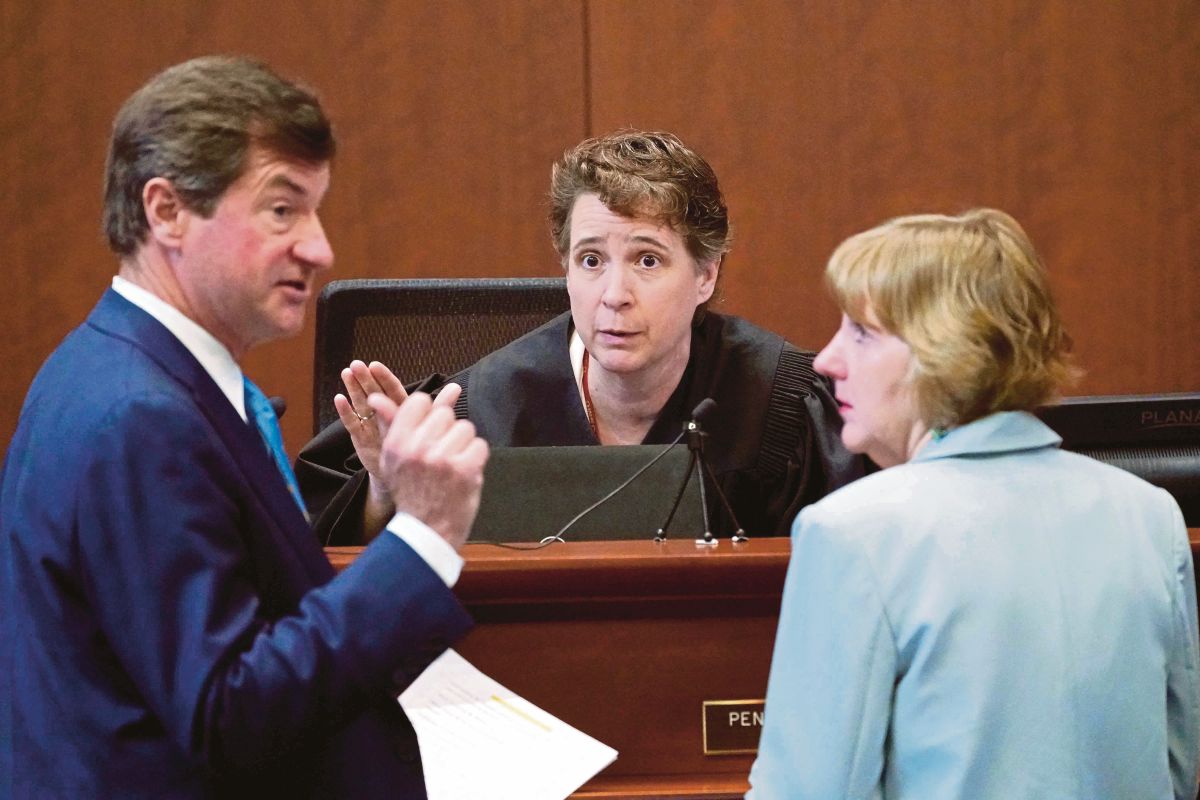 PEGUAM mewakili Depp (kiri) dan  peguam mewakili  Heard di hadapan hakim perbicaraan di mahkamah Virginia, Amerika Syarikat. FOTO AFP