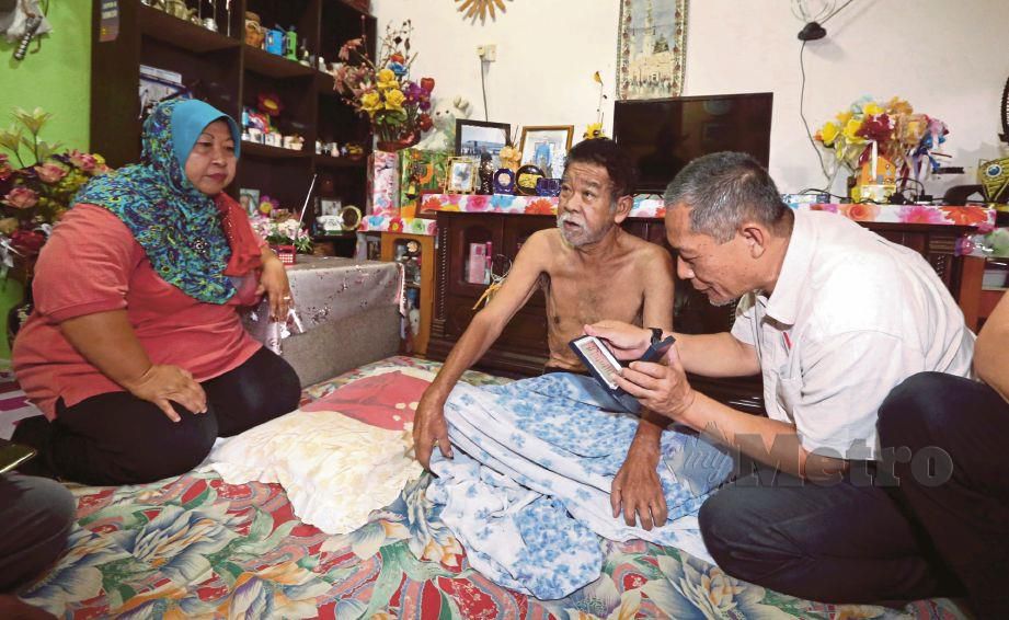 KARMAINE (kanan) melawat Rahman pada Program Ziarah Kasih di Taman Utama, Pekan Nenas, Pontian. 