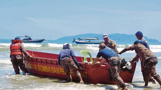 PELBAGAI aset digunakan dalam operasi mencari dan menyelamat mangsa lemas di pantai Tanjung Aru, Kota Kinabalu.