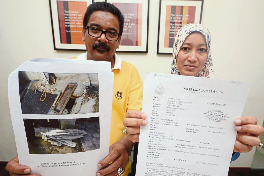 Marzuki  bersama Siti Salina menunjukkan gambar rumah yang diubah suai  beserta salinan laporan polis.