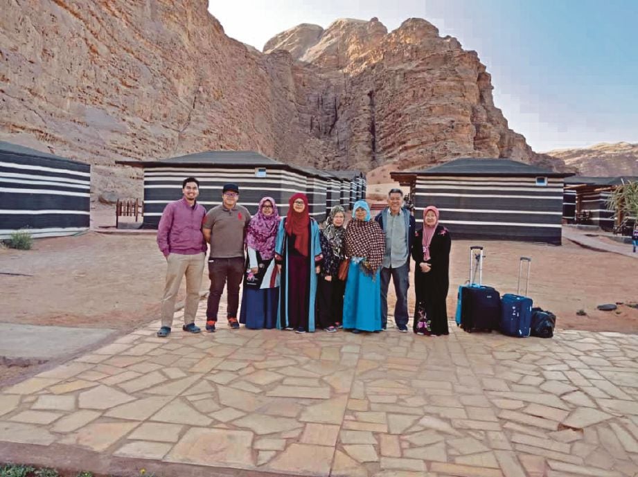 PEMANDANGAN dari atas bukit Wadi Rum yang pasirnya berwarna kemerah-merahan.