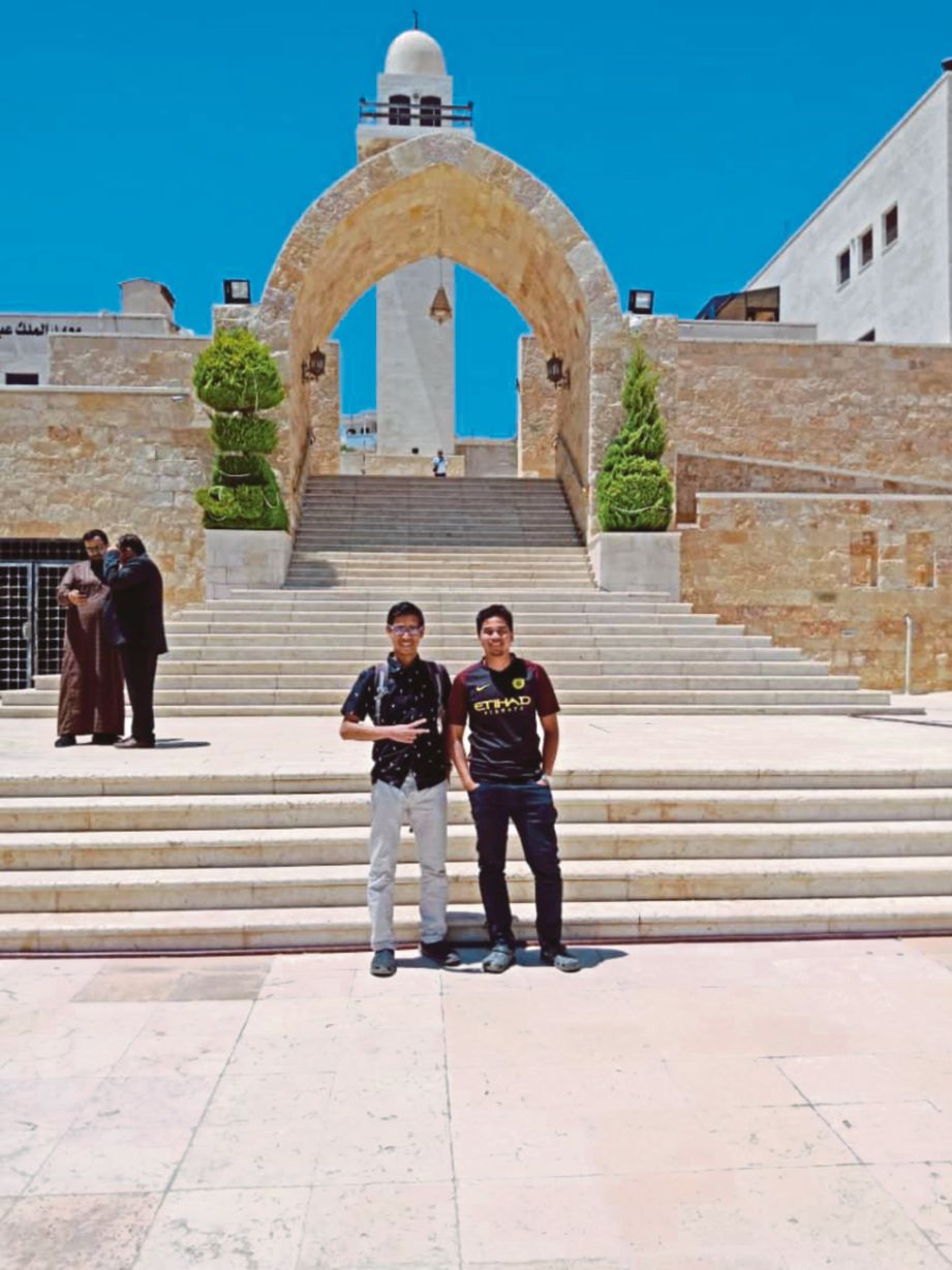 USAAMAH (kanan) bersama rakan pengajiannya di Universiti al-Bayt bergambar di sekitar lokasi bersejarah Ashabul Kahfi.