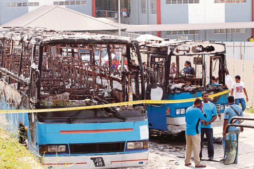 DUA bas pekerja yang  terbakar akibat khianat di Jalan Bayu, Kawasan Perindustrian Hasil, Tampoi, awal pagi semalam.