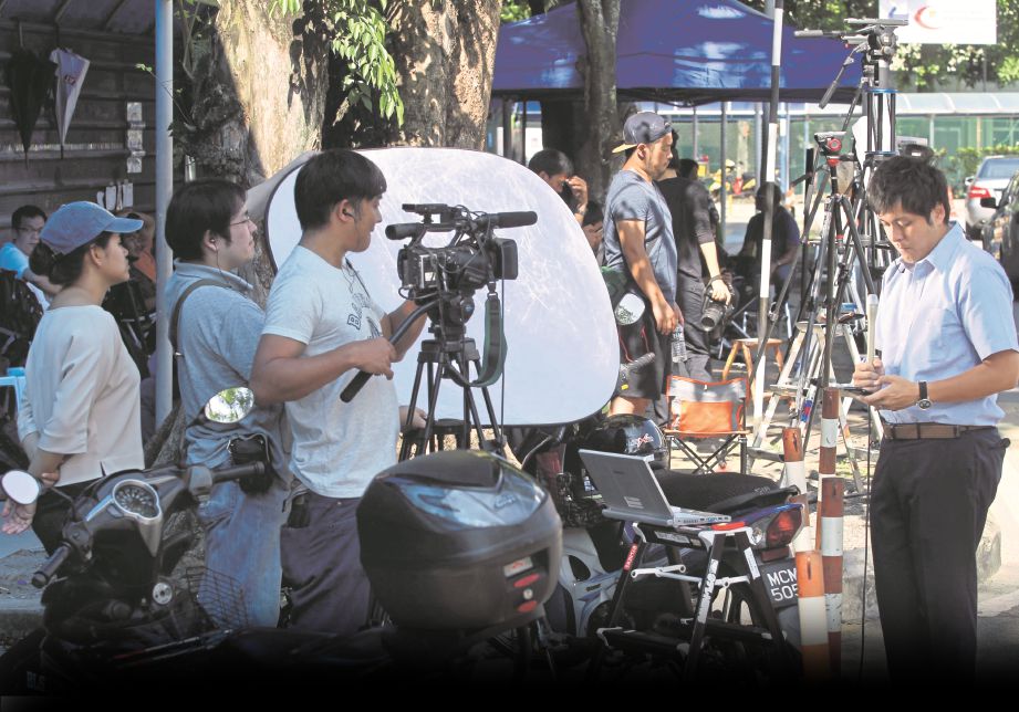 MEDIA antarabangsa dan tempatan tetap menunggu di hadapan IPFN Hospital Kuala Lumpur berikutan kematian Kim Jong-nam. 