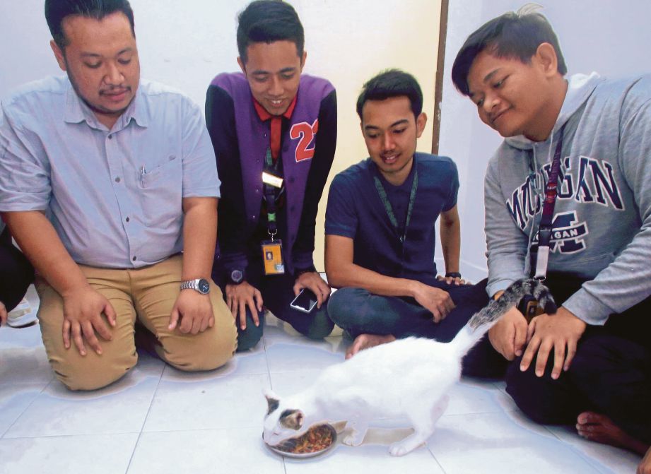 PELAJAR UiTM memberi Abu makan di Kolej Kediaman Tun Mamat.