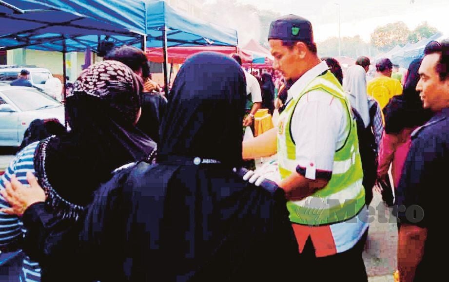 PENGUNJUNG wanita berpakaian tidak sopan di bazar Ramadan diberi notis oleh anggota JAHEIK.