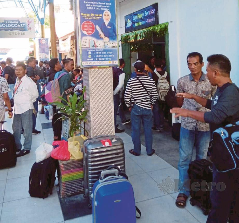PELANCONG dan warga Malaysia terkandas di terminal feri di Tanjung Balai, Karimun (Indonesia) untuk balik ke Malaysia.