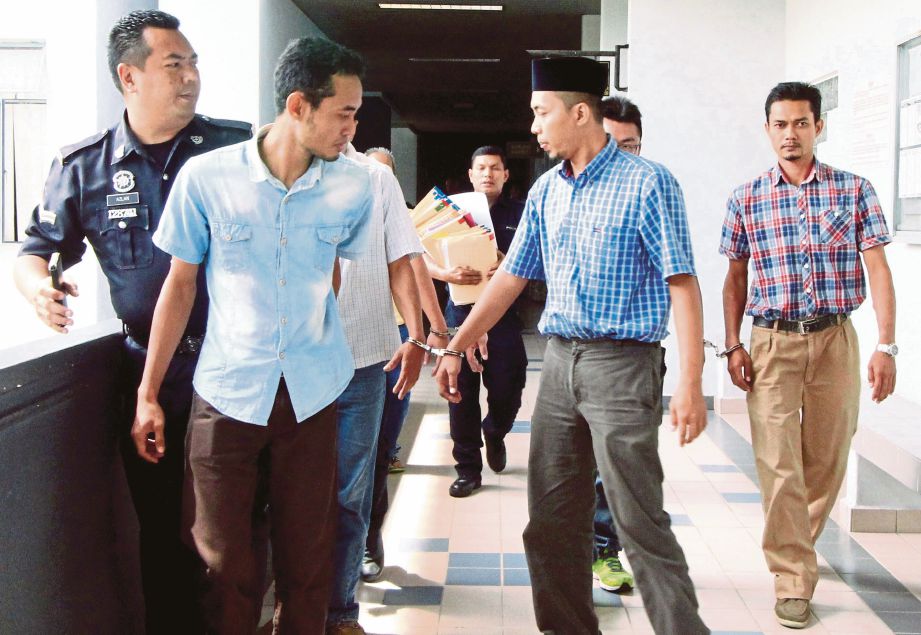 TIGA beradik lelaki diiringi anggota polis selepas didakwa atas tuduhan memukul dan merosakkan kenderaan di Mahkamah Majistret, Kompleks Mahkamah Melaka, Ayer Keroh. 