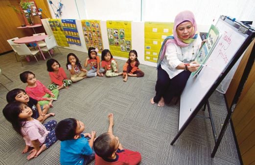 KANAK-kanak taska seliaan Kementerian Pembangunan Wanita, Keluarga dan Masyarakat di Putrajaya mengikuti proses pembelajaran mengikut silibus.