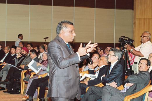 DR Mohd Irwan Serigar berucap pada sesi dialog Pasca Bajet 2015.