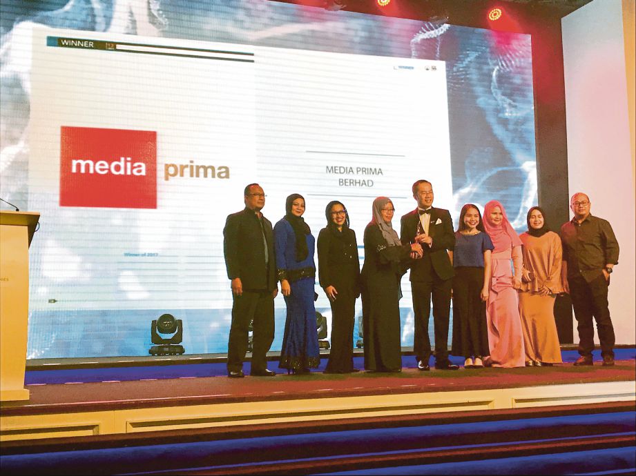 NOR Arzlin (empat dari kiri) mewakili Media Prima menerima   Anugerah Syarikat Terbaik Asia Untuk Bekerja, semalam.  