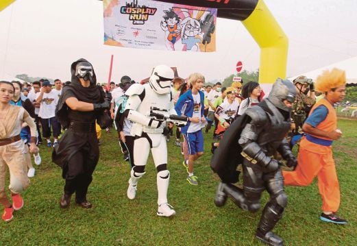 PESERTA Cosplay Run 2016 memulakan larian di Taman Wetland Putrajaya.