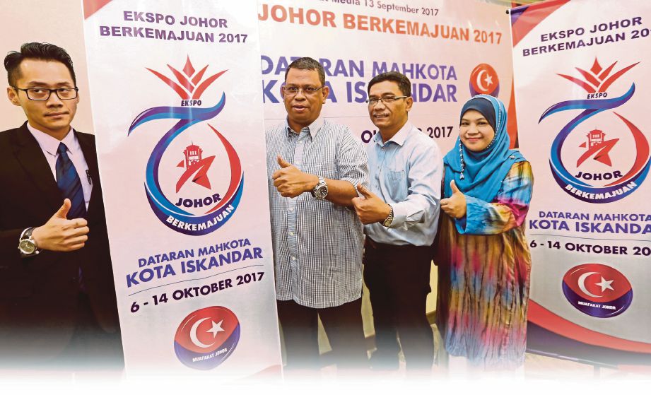 AYUB (tiga dari kanan) menunjukkan kain pemidang Ekspo Johor Berkemajuan 2017. 