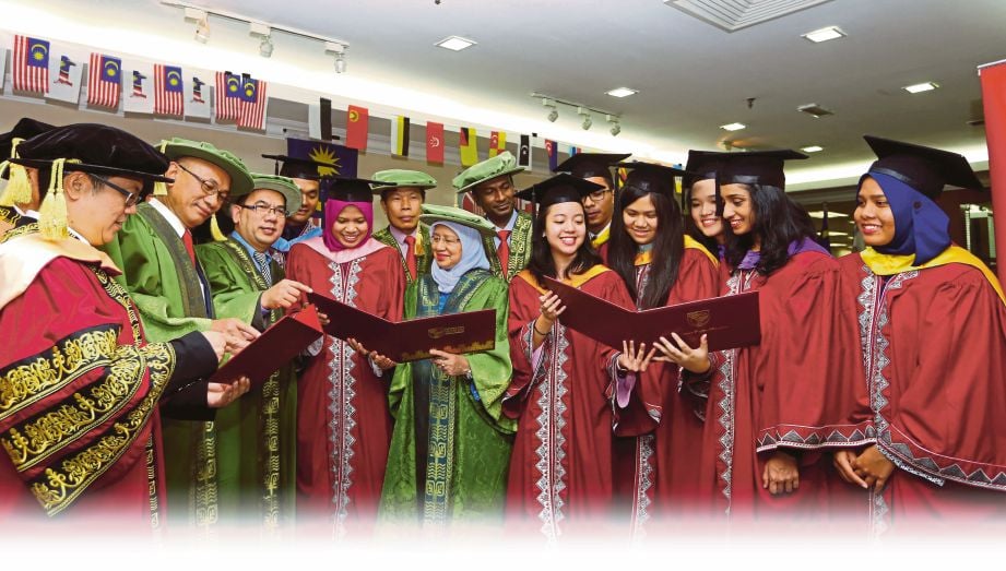 DR Aini (tengah) beramah mesra bersama sebahagian graduan. 