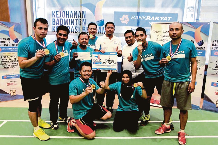PASUKAN KOBANAS ungguli Kejohanan Badminton Koperasi bersama Bank Rakyat 2017. 
