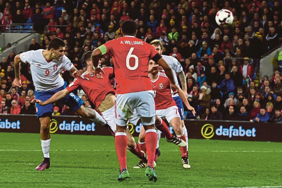 PENYERANG Serbia Aleksandar Mitrovic menanduk masuk gol penyamaan pasukan.