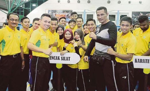 MOHAMAD Rizal (depan dua dari kiri) bersama pasukan silat Kedah.