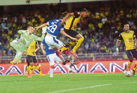 PENJAGA gol Kelantan, Khairul Fahmi Che Mat (kiri) berjaya mengekang asakan pemain Perak.
