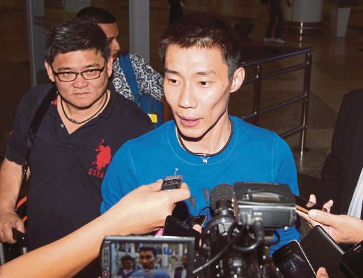 CHONG Wei (kanan) menjawab pertanyaan pemberita sebaik tiba di KLIA, semalam.