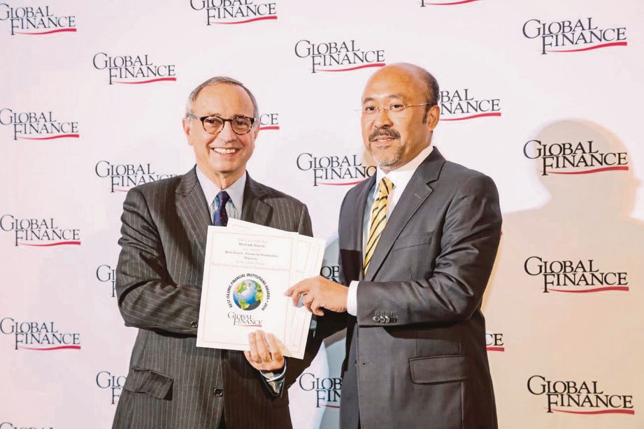 Mohamad Rafique (kanan) menerima anugerah daripada Pengasas Global Finance Magazine, Joseph D Giarraputo.