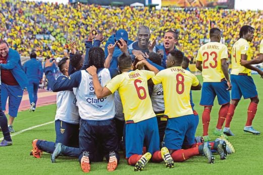 PEMAIN Ecuador meraikan kemenangan.