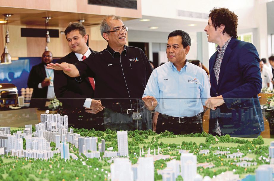 DARI kiri  Imran, Khairil Anwar, Ismail dan  Prof Tom Kovac  melihat replika projek pembangunan Medini.