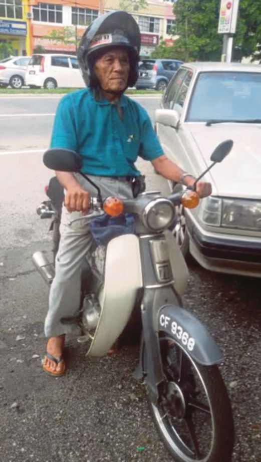PUTEH dengan motosikalnya di Cheng, Melaka.