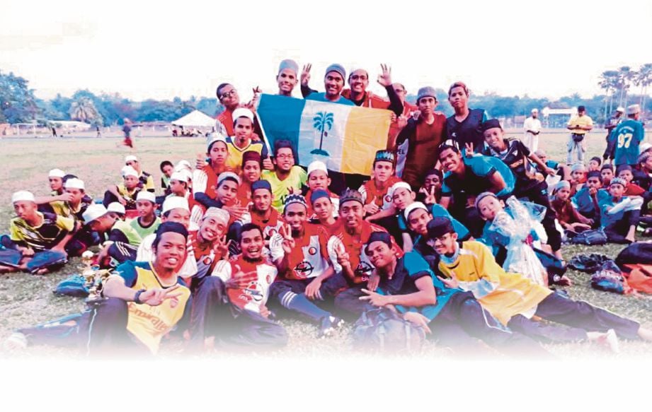 PEMAIN MTAQP Pulau Pinang meraikan kemenangan selepas muncul juara Kategori Terbuka di Program Ziarah Mahabbah dan Pertandingan Futsal serta Bola Sepak Madrasah Tahfiz Zon Utara Ke-4.