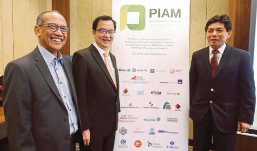 CHUA (tengah) bersama Ketua Pegawai Eksekutif PIAM, Mark Lim (kanan) pada sidang media, semalam. 