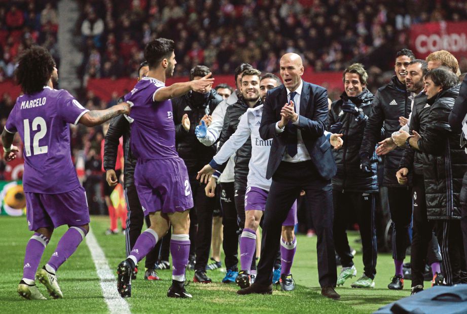 PEMAIN Real Madrid Marco Asensio (dua dari kiri) meraikan kejayaan bersama  Zidane selepas tamat perlawanan.